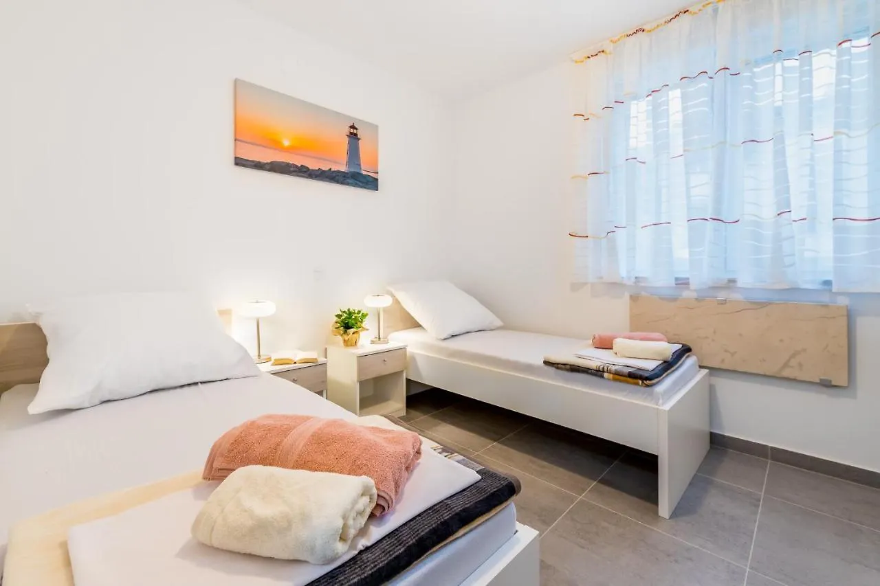 Apartment Lana Baska  0*, Baska (Krk) Croatia